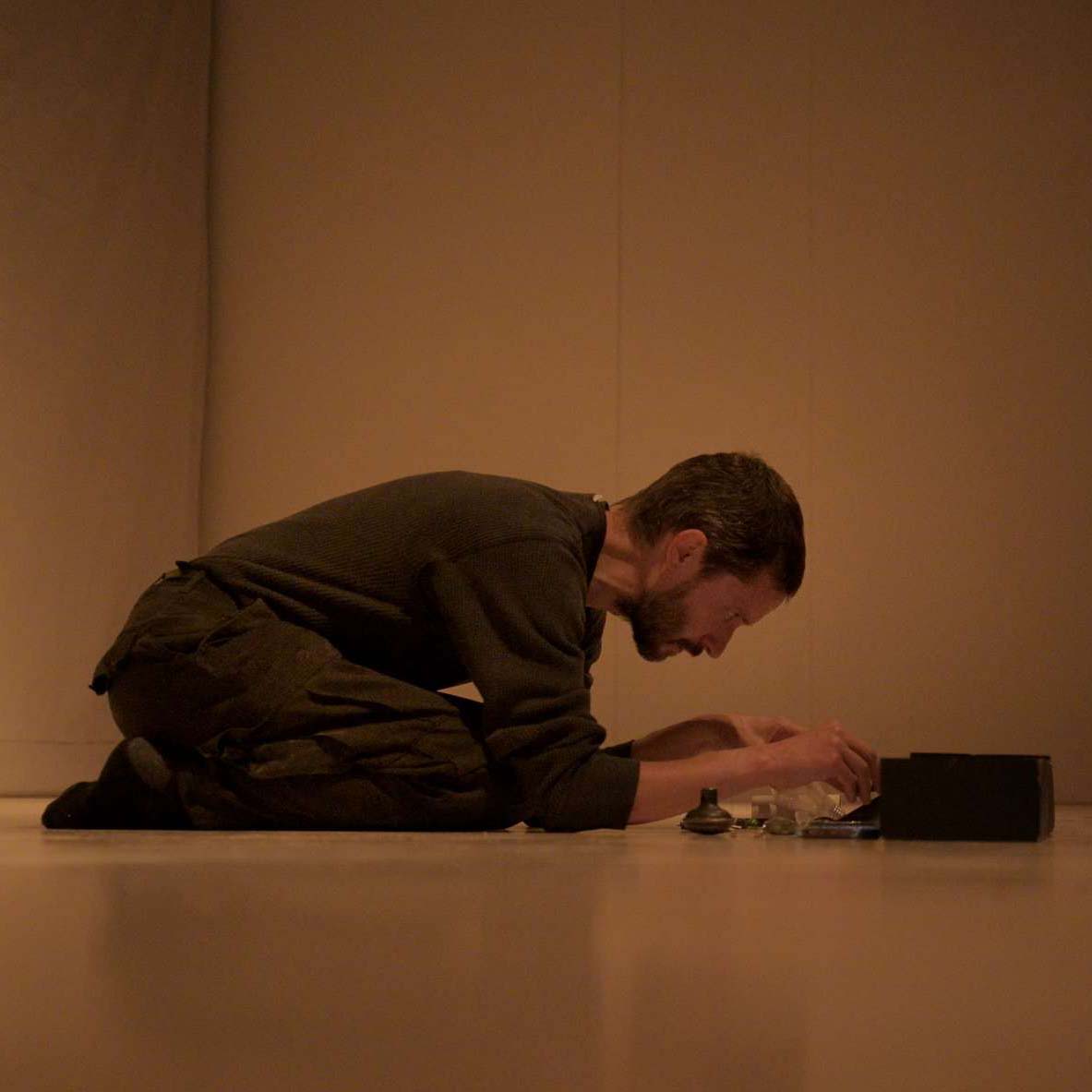 Eric playing small objects at a Studio Ma salon.